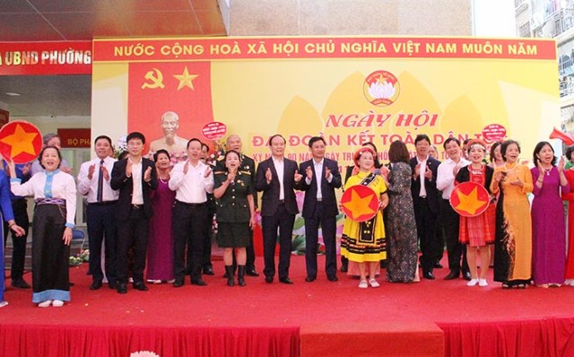 Phó Bí thư Thành ủy, Phó Chủ tịch Thường trực HĐND TP Nguyễn Ngọc Tuấn dự ngày hội Đại đoàn kết với nhân dân phường Trung Tự